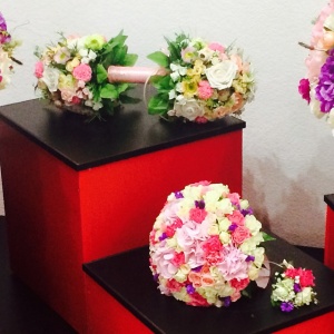 Цветы всегда были неизменными спутниками невесты, мода на живые цветы не проходит с годами и, наверное, не пройдет никогда.