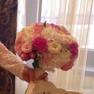 Вместо белых цветов можно выбрать цветы других оттенков, лучше предпочесть приглушенные и нежные их тона.