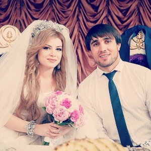 Жених и невеста с букетом, от Цветочного Салона "Азалия"