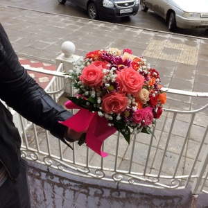 Флористы Цветочного Салона "Азалия" предлагают букеты разных форм и оттенков, составленные из различных цветов и растений.