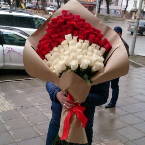 Стильно завернутый букет жениха, будто говорит о своих пожеланиях молодоженам!