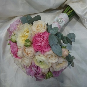 Как именно украсить букет, подскажет Ваша фантазия или Цветочный Салон "Азалия".