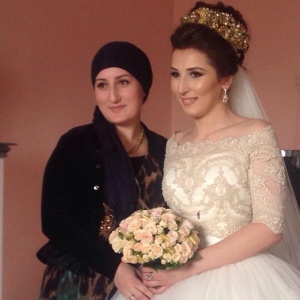 Счастливая невеста, с букетом от Цветочного салона "Азалия".