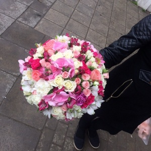 Букет невесты сделанный Цветочным салоном "Азалия".