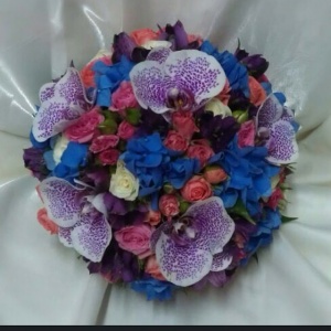 Такой букет станет настоящем украшением для свадебной фотосессии!