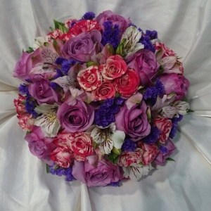 Цветочный Салон "Азалия" представляют специальные букеты, являющиеся элегантным дополнением к облику невесты.