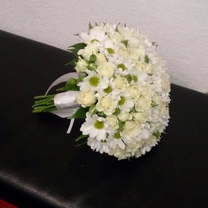 При обсуждении с флористом букета и оформления всех этапов свадебного торжества, обязательно расскажите о Ваших любимых цветах.