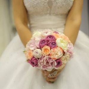 Оттенок цветов может зависеть от освещения, а белые цветы толь-ко подчеркнут изящество свадебного наряда, не затмив его яркими красками.