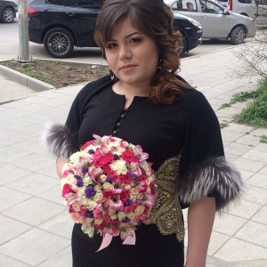 Не только сами цветы, но и декорирование их должны сочетаться со свадебным нарядом.