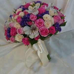 Разнообразие цветов и свадебный букетик невесты.