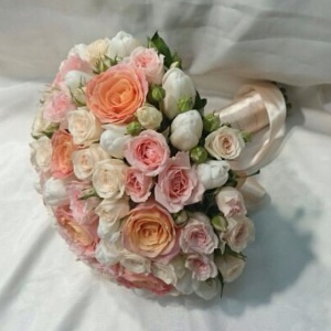 Ленточки, камушки и прочие украшения придадут букету оригинальность и неповторимость!