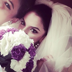 Флористы Цветочного Салона "Азалия"  украсят Ваш букет бусинками, перышками, ленточками и бантиками, серебряными или золотыми проволочками.