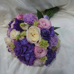 Не переусердствуйте в количестве цветов, составляющих свадебный букет.