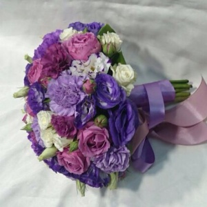 В букет невесты можно добавить самые разные аксессуары.