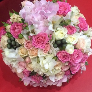 Традиционно букет невесты белого цвета, а иногда розового. Это цвета чистоты и молодости, они всегда выглядит беспроигрышно.