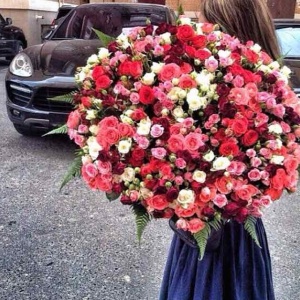 Украшая букет различными зелеными кустиками, не переусердствуйте!