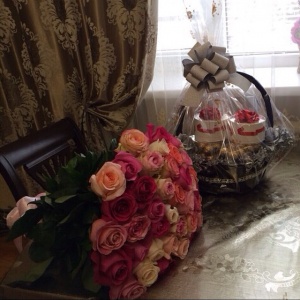 Главной задачей букета является быть красивым и ярким. Главная задача жениха- сделать подарить торжеству красоту и яркость!