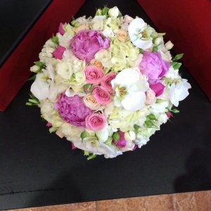 Букет должен быть красив, но при этом идеально сочетаться с фигурой, ростом невесты и ее нарядом.