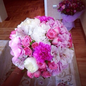 Время года вносит свои коррективы в выбор цветов для свадебного букета.