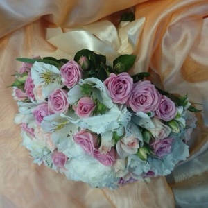 Такой оригинальный букет, подойдет под разную цветовую гамму