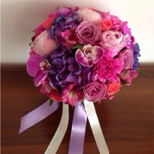 Более смелые девушки предпочитают яркие цветы.