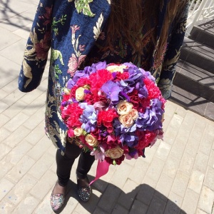 Живые цветы всегда прекрасны, и любой букет, подаренный от всего сердца, будет замечательным дополнением к вашему платью.