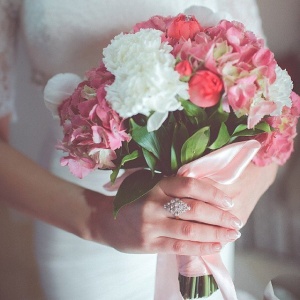 Букет должен обязательно гармонировать не только с платьем невесты, но и с теми аксессуарами, которые на ней будут.