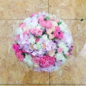 За день ваш букет, сделанный в Цветочном С "Азалия", не распадётся и не увянет.