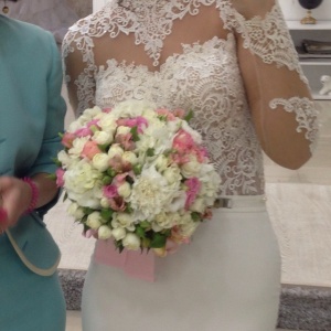 Необходимо также знать о том, какой может быть форма свадебного букета, как традиционно украшаются подобные букеты, какими средствами пользуются, чтобы придать букету подлинный шик.