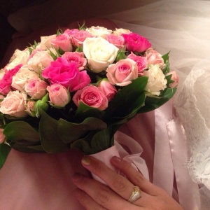 Еще лет десять назад невесты выходили замуж, держа в руках обычный длинный букет. Но времена меняются.