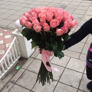 Нежность или классика. В Цветочном Салоне "Азалия" Вы найдете море разнообразных стилей и сортов цветов, которые не только поднимут настроение но и запомнятся на всю вашу жизнь!